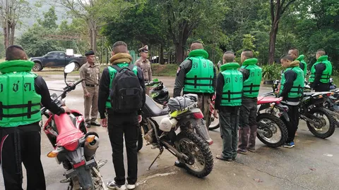 แก๊งวิบาก ตะลุยไทรโยค 12 คันติดน้ำป่าทะลัก กลับออกมาได้ปลอดภัยแล้ว