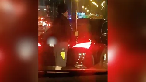 เปิดคลิปนาที หนุ่มขับกระบะฉุน โดนเบนซ์บีบแตรใส่ ไล่ทุบรถพังรอบคัน