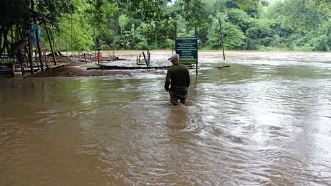 น้ำป่าทะลัก