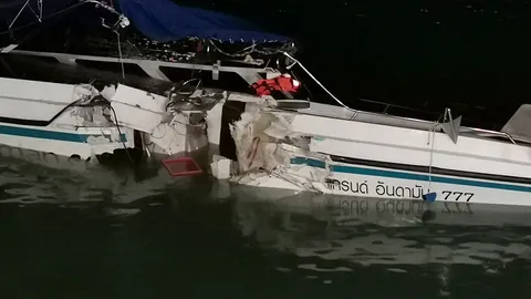 ระทึก! เรือแกรนด์อันดามันชนเรือบรรทุกปูน กลางทะเลระนอง เจ็บ 30 สาหัส 2