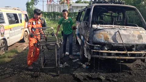 ไฟไหม้รถพยาบาลกู้ภัยนางรอง วอดหมดเป็นซาก อนิจจาทั้งอำเภอมีแค่คันเดียว