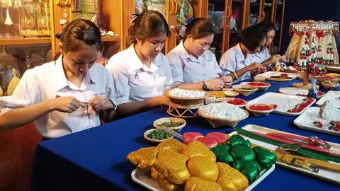 โรงเรียนสตรีวัดระฆังร่วมทำมาลัยเรือพระที่นั่ง