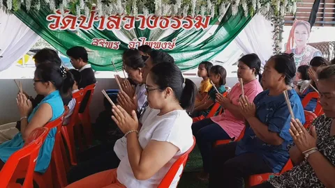 ใกล้หวยออก คนแห่ทำบุญวัดป่าสว่างธรรม ถามหาเลขเด็ด ศิริพร อำไพพงษ์