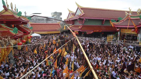 ยกเสาโกเต้ง เริ่มต้นประเพณีถือศีลกินผักภูเก็ต ม้าทรงสำแดงอิทธิฤทธิ์