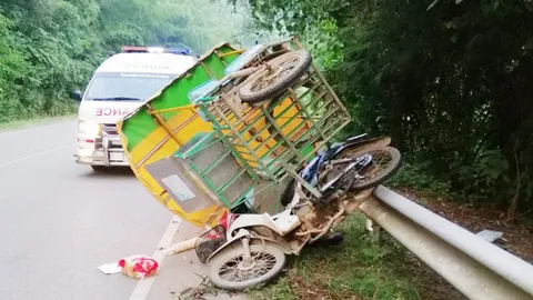 พ่อค้าไอติม ไม่ได้ขาย ซาเล้งแหกโค้ง ร่างกระแทกราวเหล็กดับสลด