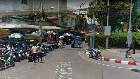 ต้นเหตุจราจรติดขัด วิภาวดีรังสิต 9 เพราะมีรถกระบะและรถซาเล้ง มาจอดแช่ขายของ