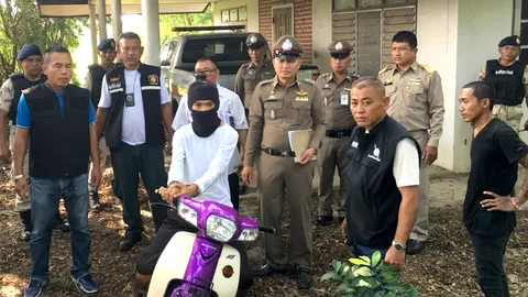 ตร.สุพรรณฯ คุม "เบนซ์ ท่าทราย" ทำแผนคดียาบ้า ชาวบ้านมุงดูแน่น