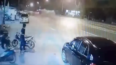 เปิดคลิปนาทีอุบัติเหตุ รถตู้ "หลวงพ่ออลงกต" ชนสนั่นกระบะ ดับ 2 ราย