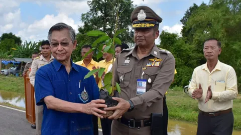 ประธานสภาฯ ปลูกต้นยมชวน เพื่อเป็นอนุสรณ์ “ผู้การตรัง” วันเกษียณ