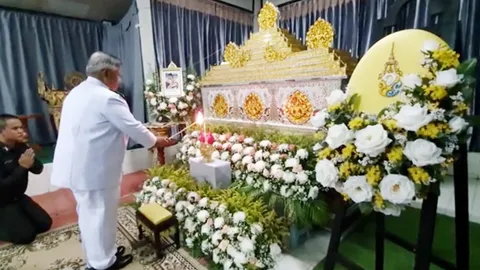 ในหลวง พระราชทานพวงมาลา หน้าหีบศพ “ป๋าแสง” ฮีโร่ช่วยน้ำท่วมอุบลฯ