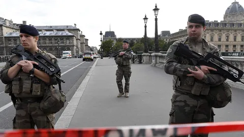 ระทึกปารีส พนง.ไอทีคลั่งควงมีดแทงเพื่อนร่วมงานดับ 4 ในสถานีตำรวจ