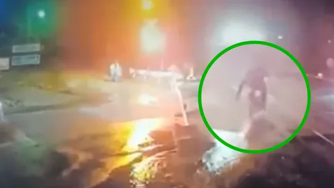 ชนอย่างจัง มอเตอร์ไซค์ฝ่าไม้กั้น พุ่งอัดรถไฟกระเด็น (คลิป)