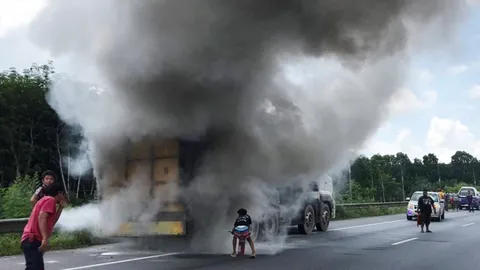 สิบล้อขนหมูยางระเบิดไฟลุก ย่างสดตายหลายสิบตัว คนขับลูกเมีย 4 ชีวิตหนีทัน