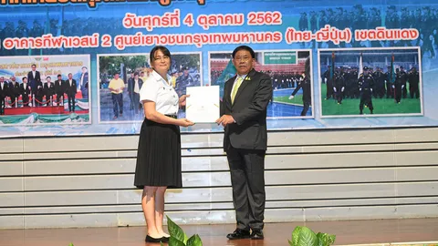 มอบประกาศฯ “มะลิ” แบบอย่างสังคม คลิปดัง นศ.ญี่ปุ่นขวาง จยย.ขี่ทางเท้า