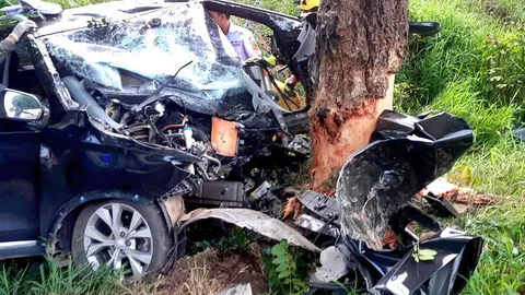 สองพี่น้องนั่งเก๋งจากบางแสนกลับชุมพร เสียหลักชนต้นไม้ที่หัวหินตายทั้งคู่