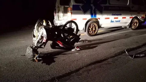 หนุ่มโรงงานน้ำตาลขี่จยย.สวนเลน ชนรถเก๋งดับ มีคนเจ็บอีก 3 ราย