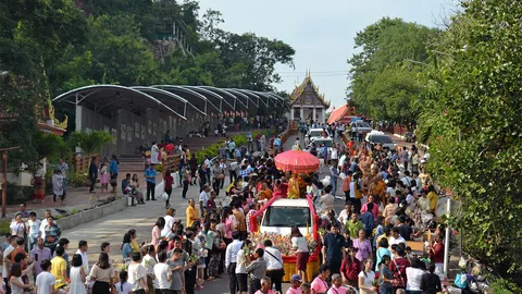 ชัยนาทสืบสาน "ตักบาตรเทโว"