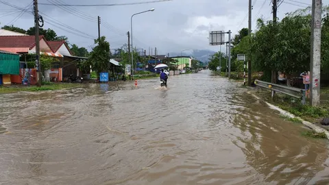 ฝนห่าใหญ่ถล่มเบตง น้ำนองมิดถนน กวาดดินโคลนเข้าท่วมบ้านเรือนเละ