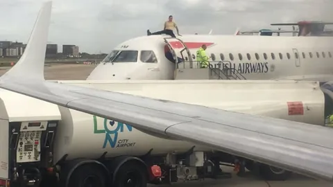 กลุ่มต้านโลกร้อนป่วนสนามบินลอนดอน ปีนเครื่องบิน-ไม่ยอมนั่งเก้าอี้