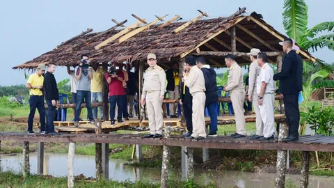 "ธรรมนัส" ล่องใต้แจกที่ดิน ส.ป.ก.เกษตรกร จ.สุราษฎร์ธานี 350 ราย