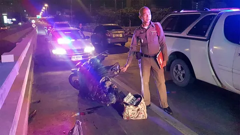 เมาขับรถ พุ่งชนรถจักรยานยนต์ 2 นักศึกษาแหลก