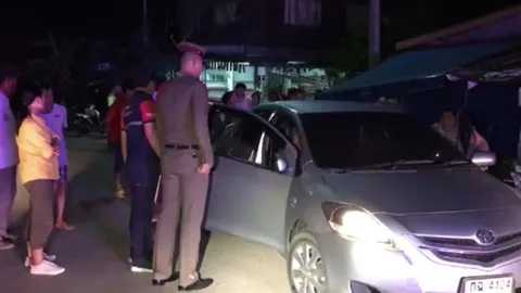 อุทาหรณ์ เก๋งเข้าเกียร์ผิด ถอยชนรถชาวบ้าน-ร้านค้าพังยับ เจ็บ 2 ราย