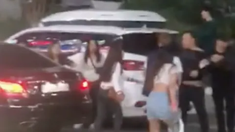 ชาวเน็ตร้องยี้ สาวไทยตบกันกลางถนนที่เกาหลีร้องลั่น "อันนี้ผัวหนู" (คลิป)