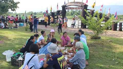 ชาวบึงกาฬพร้อมรอดู "บั้งไฟพญานาค" แห่จองที่ริมน้ำโขงแน่นยาวหลาย กม.