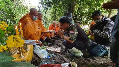 พระสงฆ์ 4 รูป ทำพิธีทางศาสนา ก่อนกลบซาก “ช้างป่าเหวนรก” 3 ตัว (คลิป)