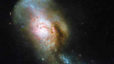 กล้องฮับเบิลส่องการควบรวมคล้ายเมดูซา