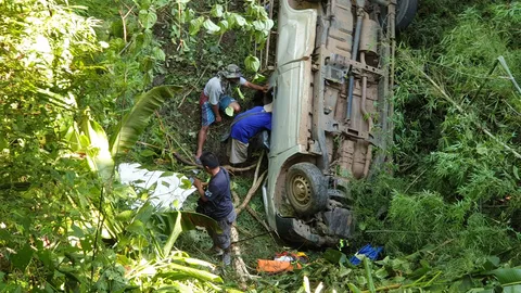 แหกโค้งดิ่งเหว หนุ่ม 25 นั่งท้ายกระบะ ร่างกระเด็นคอหักดับ อีก 2 สาหัส