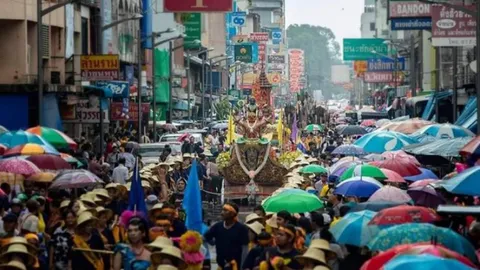 ออกพรรษาตรงหยุดยาว คนนับแสนแห่ร่วมประเพณีชักพระ ที่สุราษฎร์ฯ สุดคึกคัก
