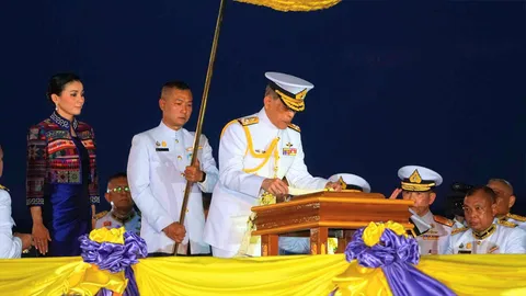 ในหลวง ร.10 พระราชินี เสด็จฯ ทรงเจิมเรือหลวงภูมิพลอดุลยเดช ฐานทัพเรือสัตหีบ