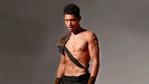 “มอส” ถอดเสื้อโชว์ ซิกซ์แพ็ก เปรยบท “เสือสมิง” ไม่ง่าย