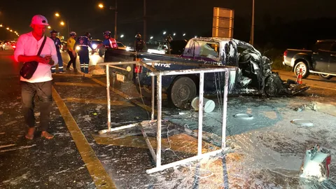 หาดใหญ่รถติดยับ ชนซ้ำซ้อน 4 คันรวดบนถนนเข้าเมือง ตายคาที่ 2 บาดเจ็บ 2