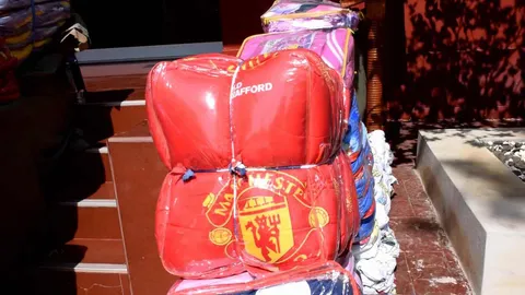 ยึดเสื้อทีม "ผีแดง" ละเมิดลิขสิทธิ์เพียบ สาวเขมรเช่าตึก แพ็กรอส่ง 