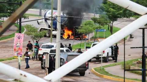 ยิ่งกว่าในหนัง ลูกสมุน เอล ชาโป ปะทะเดือดตร. ช่วยลูกราชายาเสพติดโดนจับ (คลิป)