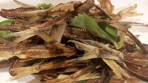 กระดูกไดโนเสาร์ทอด บางเสร่ ปลาหมูสีผัดกะปิ “ลุงชูโภชนา”