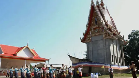 ชาวบ้านแห่ทำบุญสร้างอุโบสถเรือ แห่งเดียวในอุดรฯ ไม่พลาดส่อง "เลขเด็ด"