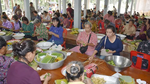 ชาวบ้านร่วมใจทำ ข้าวต้ม 1 แสนมัด ข้ามวันข้ามคืนแจก เพื่อความเป็นสิริมงคล