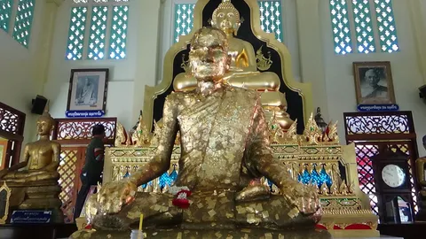 สมปรารถนาดั่งที่ขอ ชาวอ่างทองแห่แก้บน "หลวงพ่อนุ่ม" ด้วยน้ำอัดลม