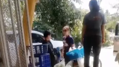 ตามหา "ป้าหัวเขียว" ผลัก ถีบ ดูถูกแม่ค้าขายผัก (คลิป)