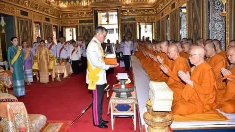 ในหลวง-พระราชินี เสด็จพระราชดำเนินถวายผ้าพระกฐิน