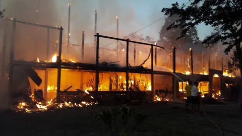 ไหม้วอดกุฏิ วัดประดู่ ผลาญ 3 หลัง พระพุทธรูปอายุกว่า 100 ปีเสียหาย (คลิป)