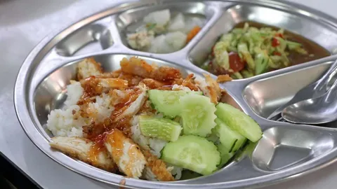 กทม.เพิ่มงบอาหารกลางวันจาก 30 บาทเป็น 40 บาท