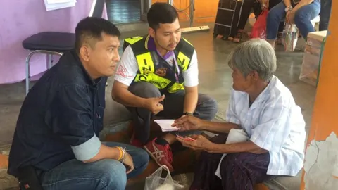 คุณยายวัย 81 ปีนั่งรถจากโคราชมาตะกั่วป่า ตามหาลูกหลานมาขายแรงที่พังงา