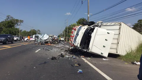 ชนสนั่นอุบลฯ เกิดเหตุรถตู้ชนรถบรรทุก ดับแล้ว 7 ราย พระ 2 โยม 5 