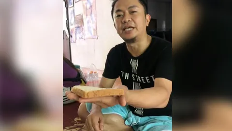 ขนลุกซู่ อี๊ด โปงลาง เปิบพิสดารกินแซนด์วิชงูสดๆ