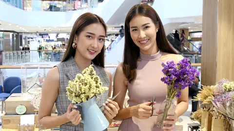 2 สาวสวย "แซนดี้-มิ้ม" ชวนลุยทุ่งลาเวนเดอร์ 