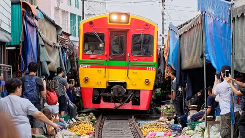 ชักธงรบ : ร่มหุบ ตลาดแห่งความสุข